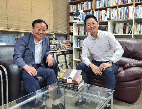 김재원(왼쪽) 국민의힘 최고위원이 18일 SNS를 통해 "엊그제 김대중 정부 시절 청와대 국정상황실장을 지낸 장성민(오른쪽) 전 의원을 마포의 세계와 동북아포럼 사무실에서 만났다"고 전했다.김재원 최고위원 페이스북 사진